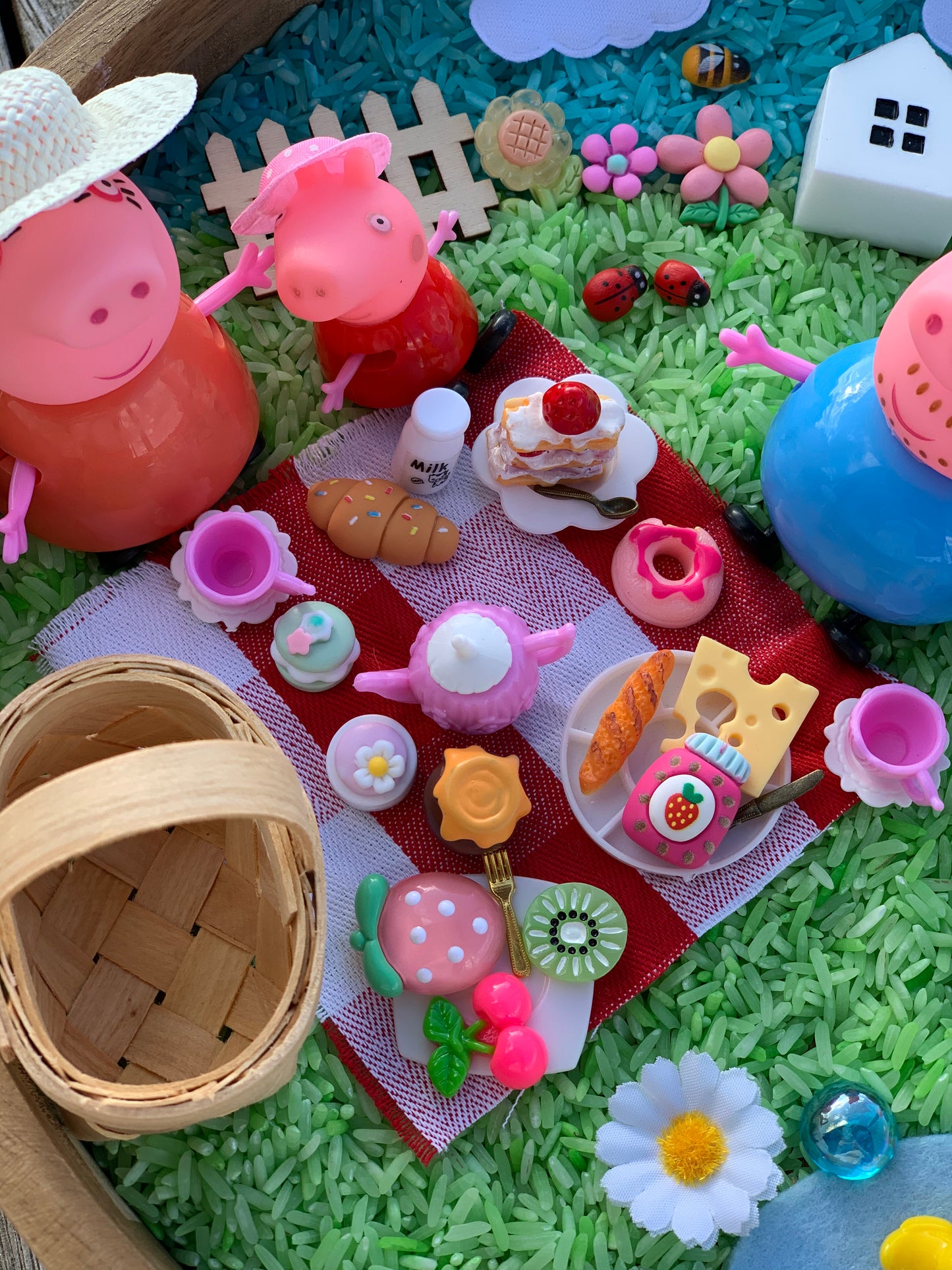 Piggy Picnic sensory kit